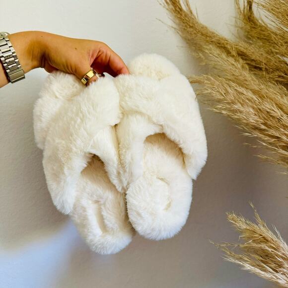 NEW VS VICTORIAS SECRET White Cream Fuzzy Fur Open Toe Sandal Slippers Slides M - Picture 3 of 7